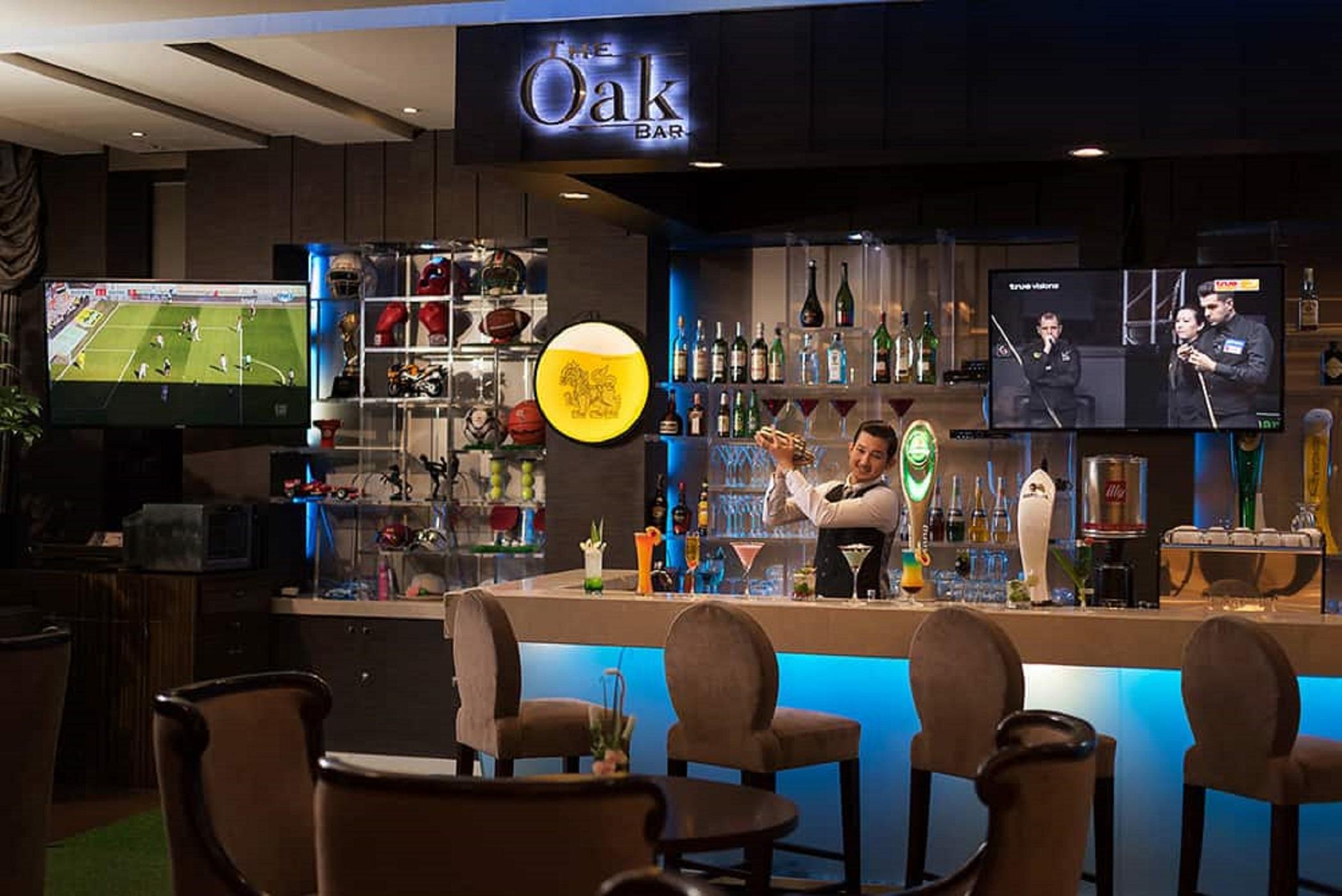 The Berkeley Hotel Pratunam Bangkok Exterior foto Oak Bar