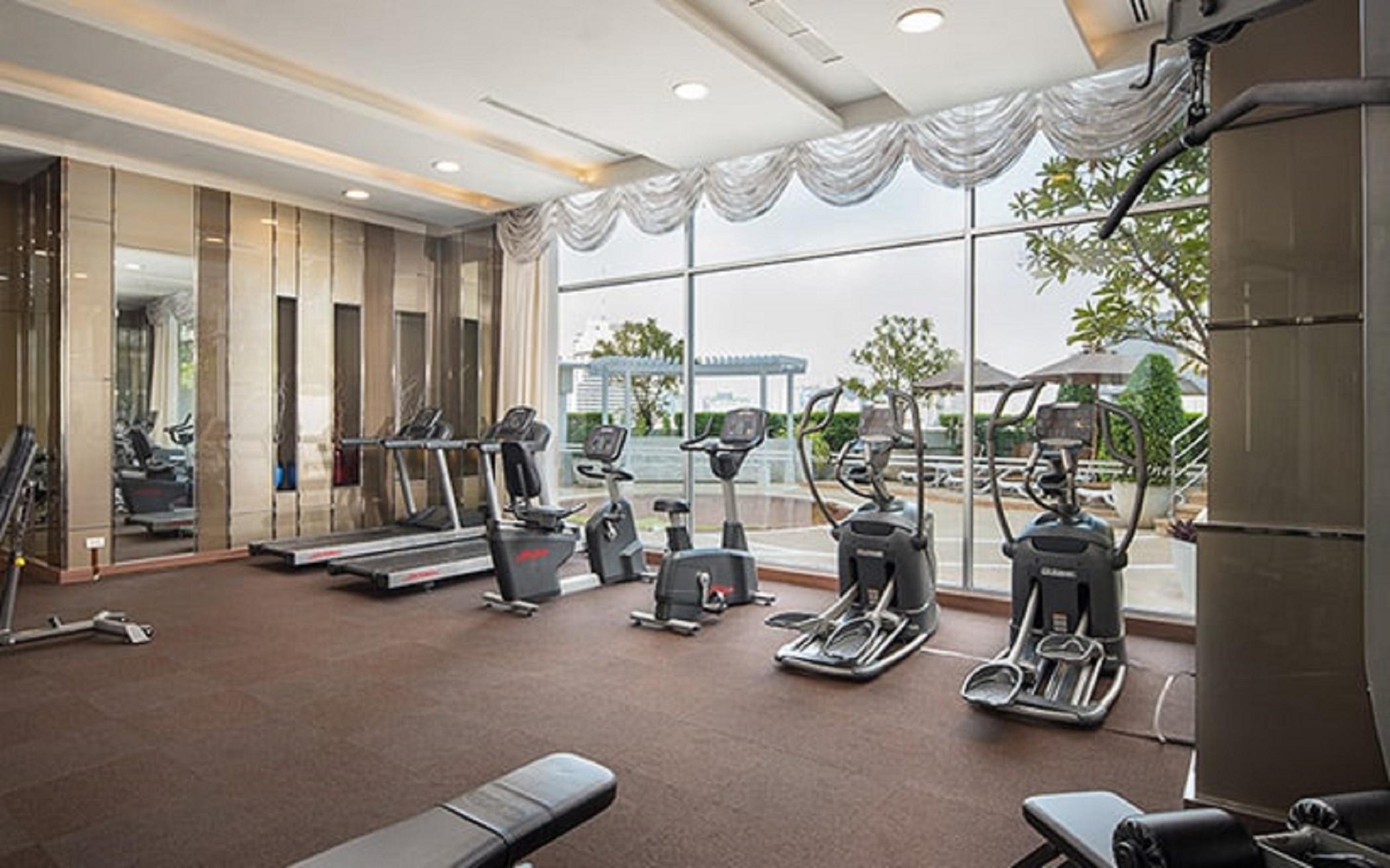 The Berkeley Hotel Pratunam Bangkok Exterior foto The gym at the hotel