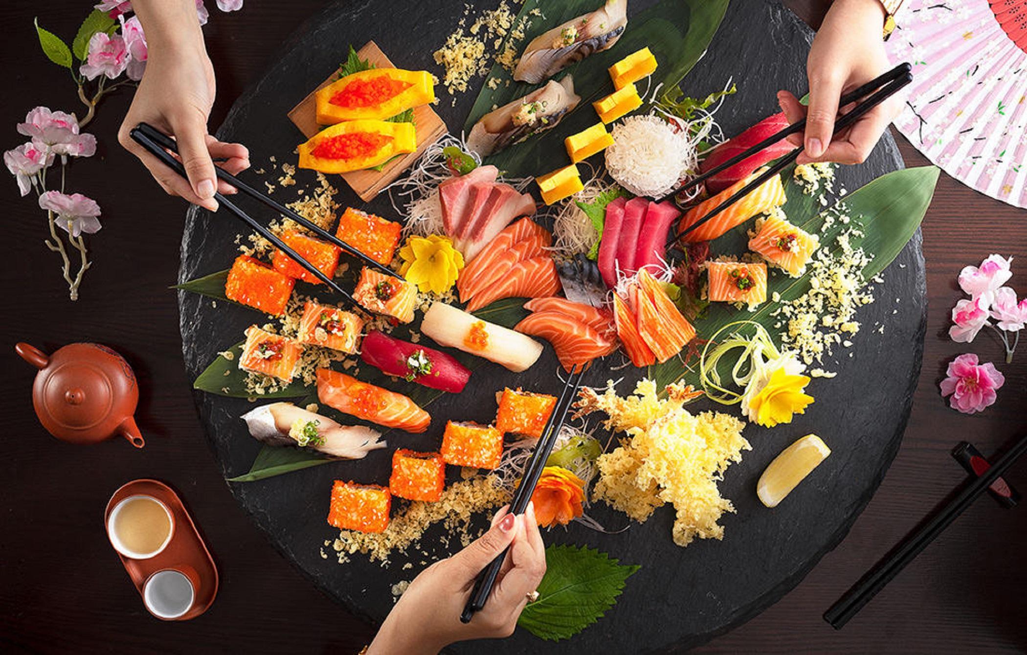 The Berkeley Hotel Pratunam Bangkok Exterior foto A sashimi platter