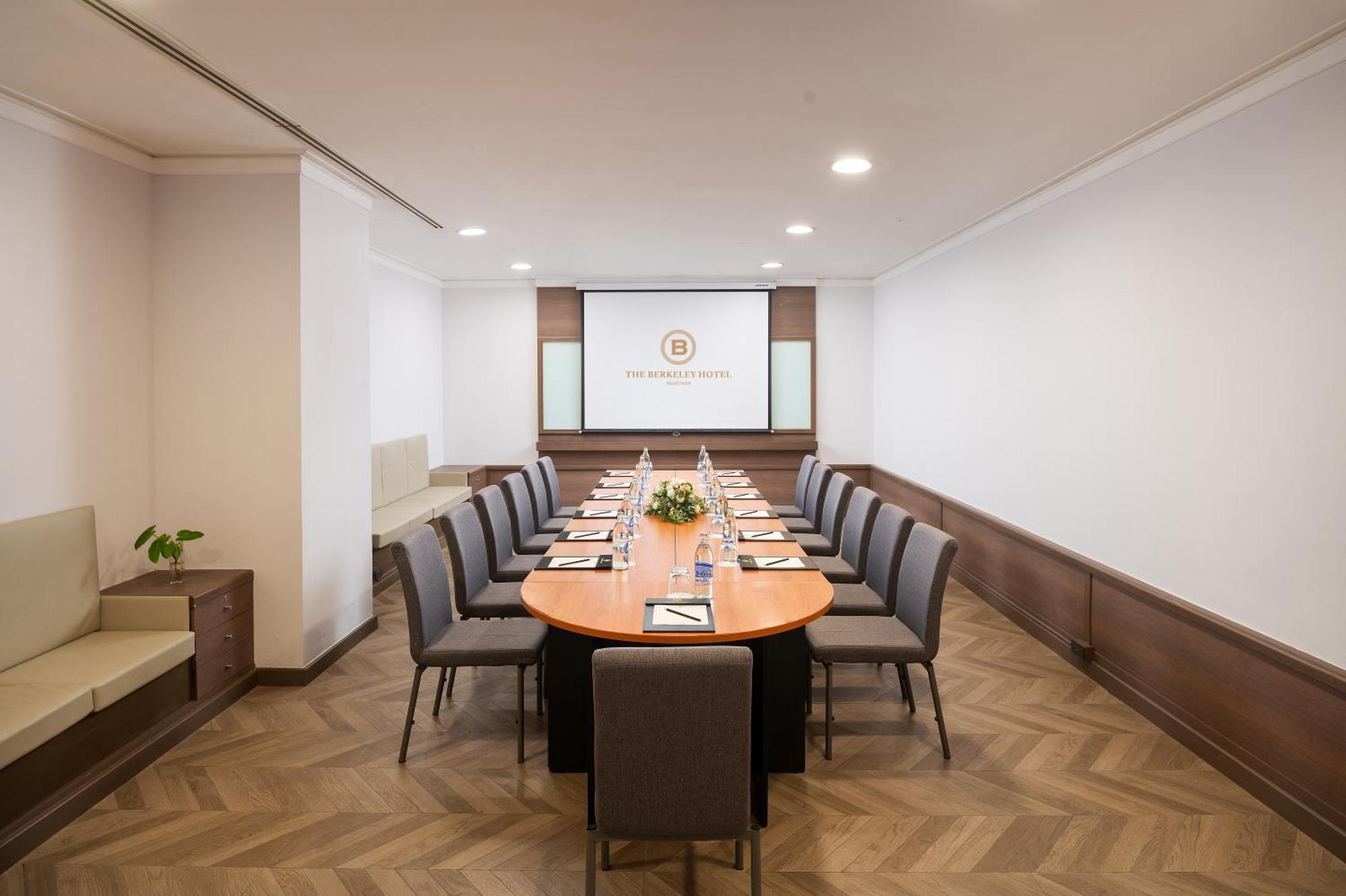The Berkeley Hotel Pratunam Bangkok Exterior foto Meeting room at The Westin