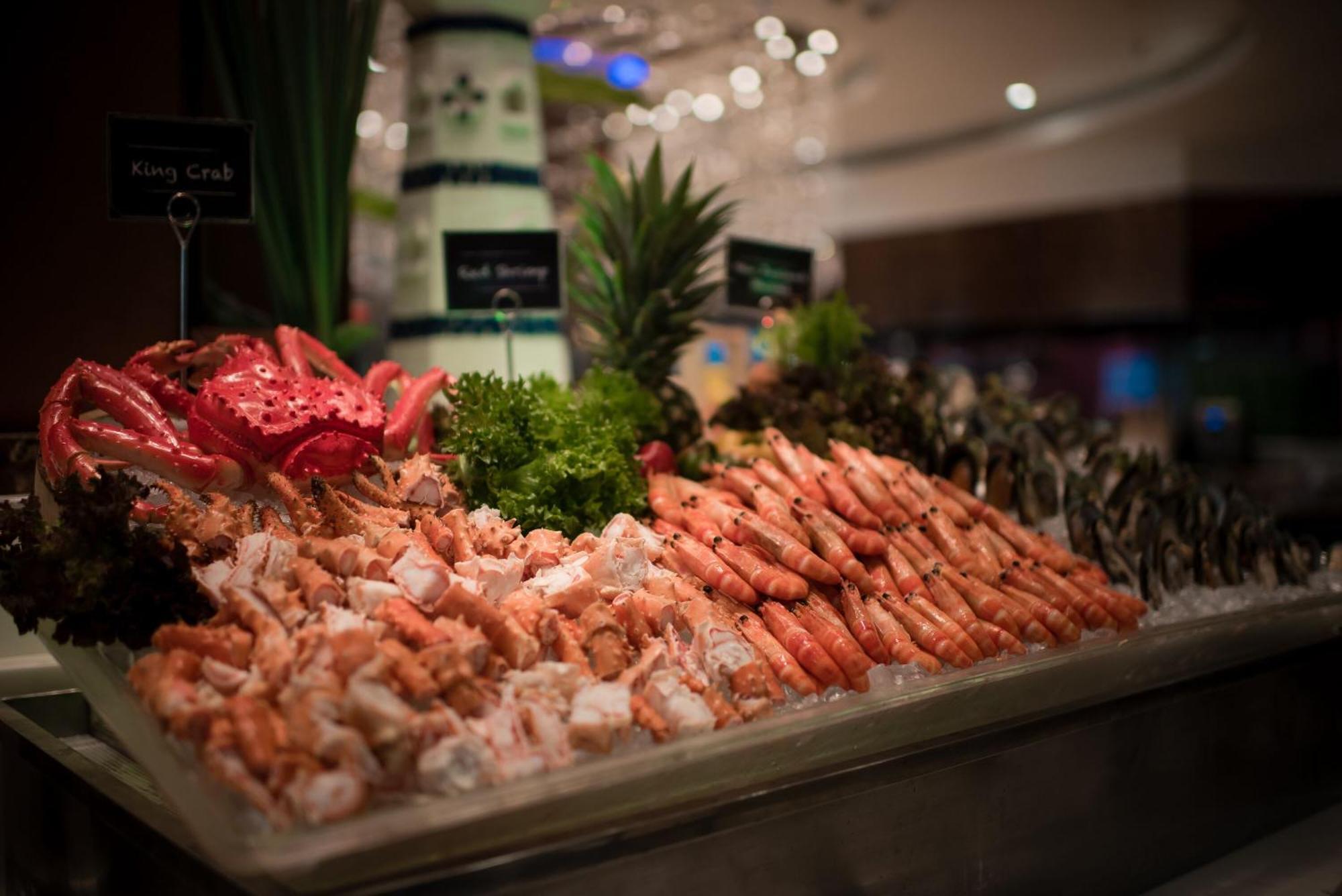 The Berkeley Hotel Pratunam Bangkok Exterior foto Seafood on display at a buffet