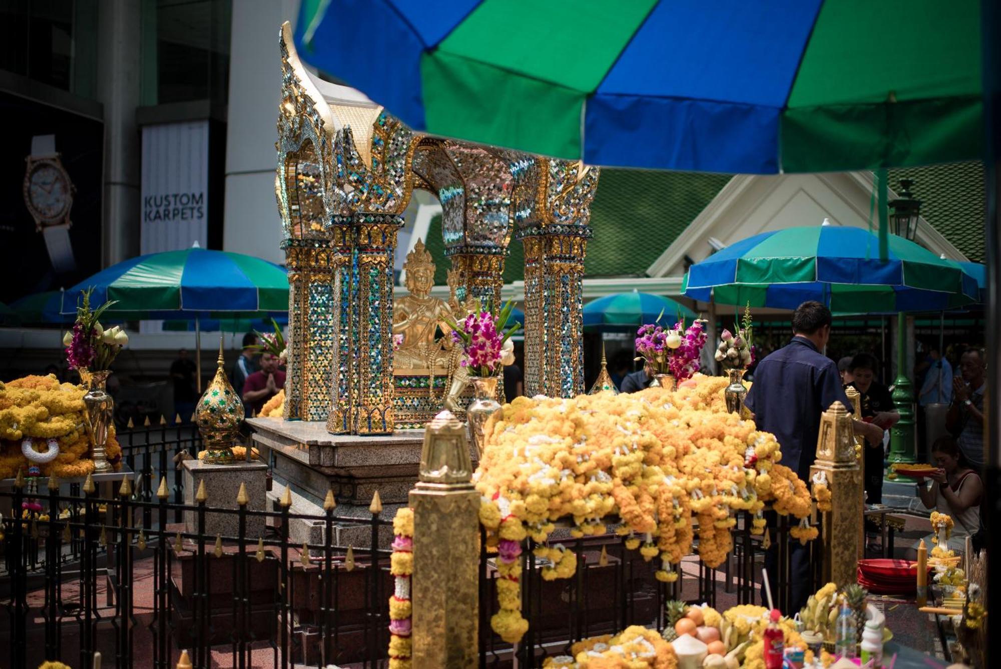 The Berkeley Hotel Pratunam Bangkok Exterior foto The golden reclining Buddha at the Erawan shrine