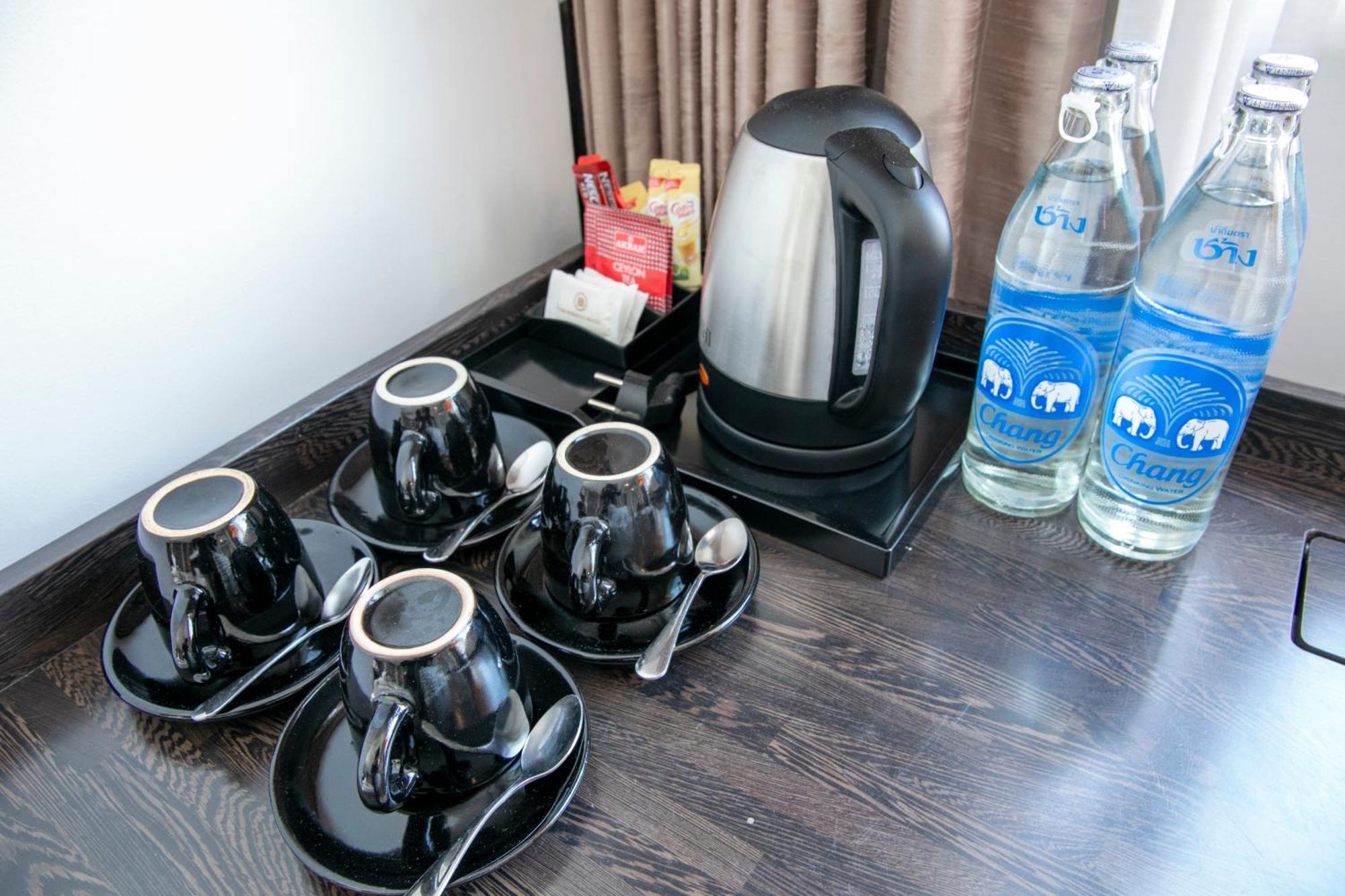 The Berkeley Hotel Pratunam Bangkok Exterior foto A kettle with two bottles of water