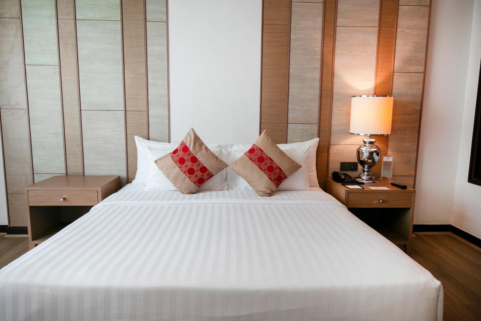The Berkeley Hotel Pratunam Bangkok Exterior foto A bed with white sheets