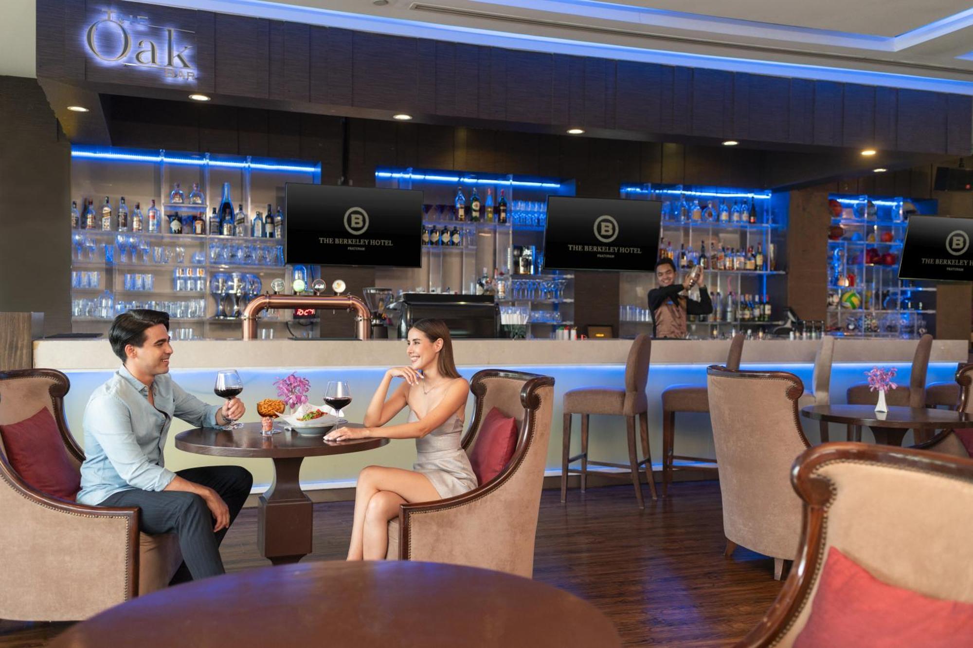 The Berkeley Hotel Pratunam Bangkok Exterior foto Oak Bar