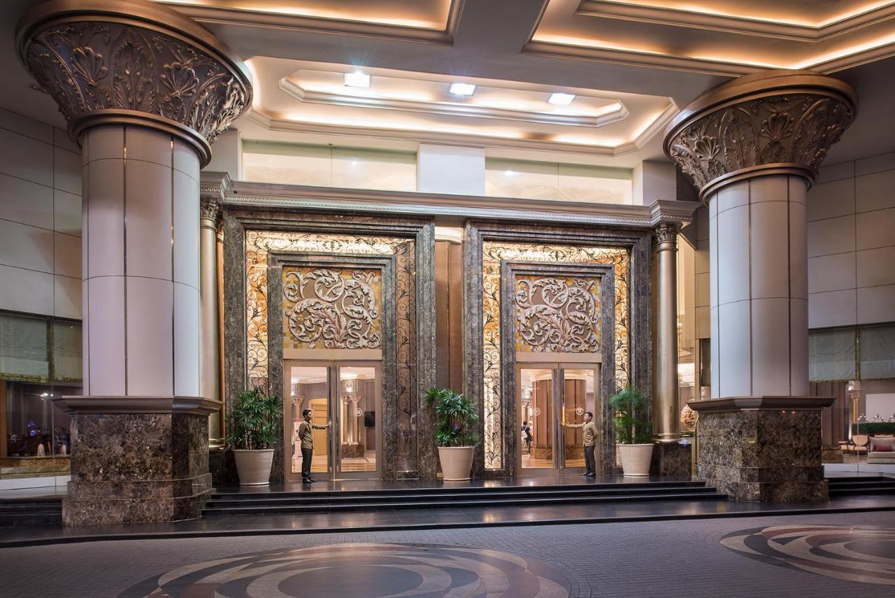 The Berkeley Hotel Pratunam Bangkok Exterior foto The lobby of the hotel