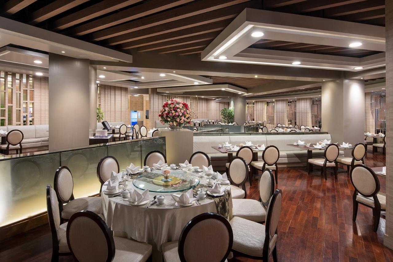 The Berkeley Hotel Pratunam Bangkok Exterior foto The interior of the restaurant